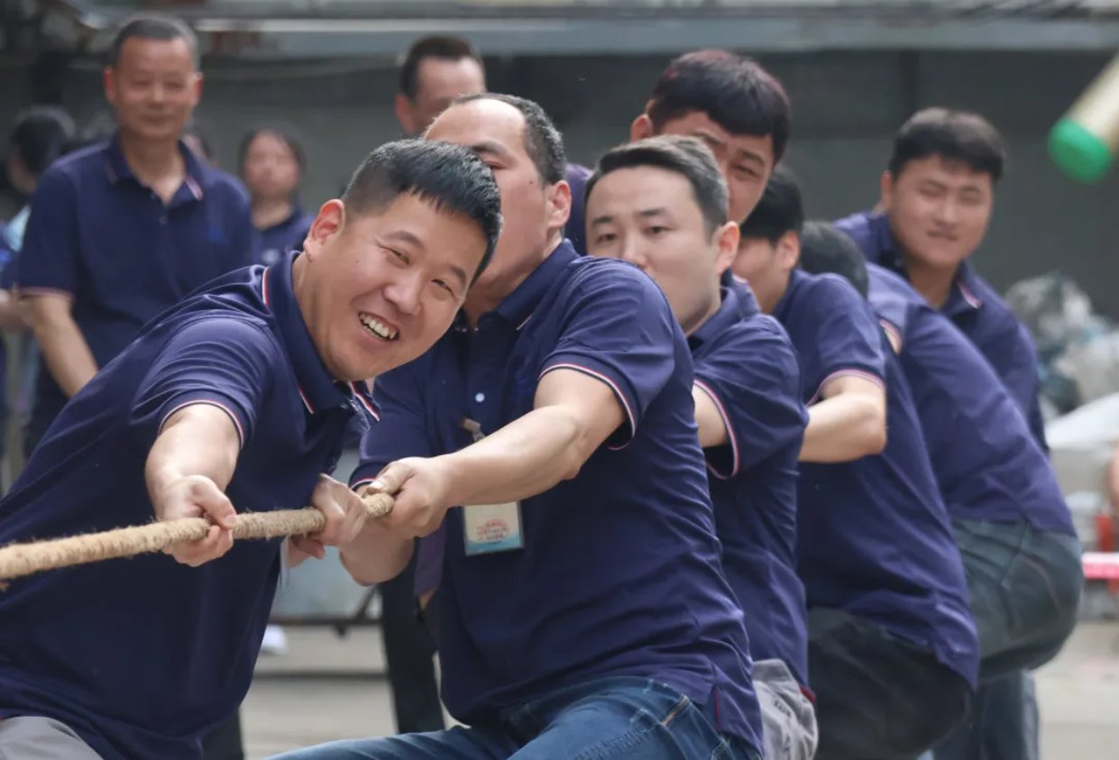 拔河賽場(chǎng)展英姿，同心協(xié)力共奮進(jìn)